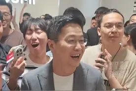 小米17全系列开售五分钟破2025年国产手机首销记录， 小米集团总裁卢伟冰亲自交付