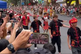 欢庆“三月三”，五指山举办欢乐巡游活动#2025海南三月三 #五指山视频封面
