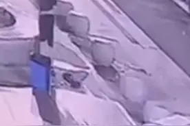 女子烤串店外吃饭时遗失4万元手链，称老板捡到后拒不承认 女子烤串店外吃饭时遗失4万元手链，称老板捡到后拒不承认，律师：应提供证据予以证明#我要找律师#烤串 #4万元手链视频封面