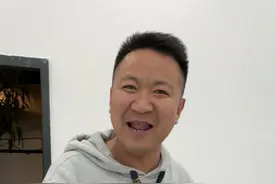 跟了飞哥10年的员工结婚了!飞哥高兴坏了，拿出了珍藏好酒庆祝视频封面