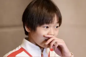 全红婵吃胖了，秀小肚子肉肉挤出游泳圈，全妹：缩一下就没了！视频封面