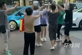住户嫌扰民敲盆驱逐楼下广场舞大妈：双方已僵持多日 警方协调了七八次视频封面