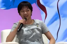 为何全红婵出席活动总爱穿拖鞋？本以为只是广式穿搭，得知真相让人泪目 #全红婵 #世界冠军 #明星故事 #明星资讯 #2024影娱年终大赏视频封面