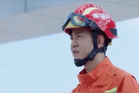 紧急时刻！消防员飞身救下轻生女#蓝焰突击消防员牺牲破大防了#蓝焰突击#消防员 视频封面