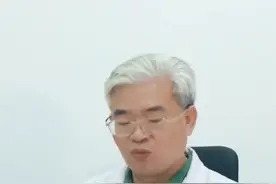 手指上长很多小颗粒，又痒又不敢抓，怎么处理呢？#医学科普 #汗疱疹 #换季 视频封面