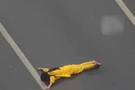 女子情绪崩溃失声痛哭，雨天光脚奔跑躺在马路中间视频封面