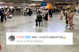 国防科大迎新，一人一牌气势拉满！网友：一人仿佛有千军万马的气势！#团团看热点视频封面