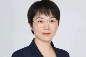 公司注销清账 应收账款如何清理 公司注销的时候，账上应收账款还有几百万没有收回来，要不要交税

老板问的这个问题，还是值得拿出来分析一下的哈
这里面还是有门道的，交或者不交，处理方式不同，结果大不相同

首先第一种情况，公司注销前清账，收回了应收账款
应收账款收回来，所以应收账款没有了，但是问题转到哪里去了
对，转到你的银行存款里面了

我们知道公司注销的时候，老板股东需要交20%的个税
个税是怎么交的，就是看你清算的收入有没有大于当初投资的成本，税务上叫清算所得
有所得，注销公司收回的钱大于投资成本，就要就所得的部分交20%的个人所得税

简单用一句话来说就是：公司的应收账款收到的钱，老板拿回家要交个税

第二种情况，公司要注销了，税务叫你清账，但你的应收账款确实收不回来
应收账款收不回来就成了损失，损失是不用交税的，而且还能抵税
这一正一反差异可大了去了

不过别急，想要让税务局认下这是损失，还需要5个条件
1、坏账的真实性，只有实实在在发生的，且跟收入相关的损失才能税前扣除
2、时间要求，正常需要逾期3年以上，金额特别小的，比如单笔小于5万或者小于公司年收入的万分之一，1年以上也可以
3、财务处理上要按照损失来处理

4、证据留存被查，像司法判决书、公安立案结案证明、工商注销吊销文件，还有企业的破产清算公告等等，最好是内外证据结合相互印证。
5、申报扣除，汇算清缴的时候填写《损失税前扣除及调整明细表》

别嫌麻烦，这已经是简化过的，以前还需要做专项报告，现在是自行申报，证据留存备查
提一个问题，注销的时候账上如果不是应收账款，而是应付账款，应付账款付不出去，该怎么办呢？
我是彭会计，大白话说财税，欢迎来评论区讨论。
#彭会计财税  #财税顾问  #企业财务外包服务  #南京注册公司代账视频封面