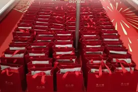 12月29日，广东深圳，多位市民发视频称乘坐地铁五号线首班车的时候收到了一份黄金饰品。“我唯一的疑问就是...为什么我今天才知道？！”@抖音短视频 #深圳dou知道 #在深圳地铁5号线捡到金子了视频封面