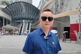 这波小助理满分👍！靠00后助理刷脸进场。#朱军岷 #00后助理 #LV大船里的门道 #上海南京西路