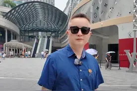 这波小助理满分👍！靠00后助理刷脸进场。#朱军岷 #00后助理 #LV大船里的门道 #上海南京西路