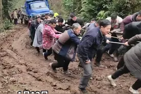 货车载货上坡困难，众人帮忙拉车，人多力量大！#暖心 #齐心合力 #人多力量大 （视频来源：@农村小人物）视频封面