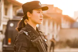 致敬了不起的她#致敬了不起的她 #螺警官 #女特警 视频封面