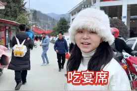 带小十一吃流水坝坝宴，坐了接近100桌，抢座位吃饭才有意思视频封面