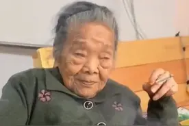 102岁老奶奶的日常生活，爱喝酒爱吃炸鸡，网友都被惊呆了~“保持乐观心态很重要” 来源：@杭州老学长📷  #长寿 #意不意外 #老人