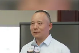 经济学家向松祚：任正非呼吁千万别给老师降薪，公务员降薪可以视频封面