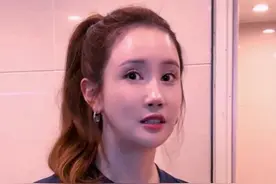 李多海这是真的到中国定居了？不仅在上海买房，还把妈妈接过来了视频封面