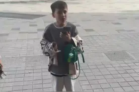 内蒙古满洲里。俄罗斯小男孩在中国商场和爷爷走散，在当地热心市民的帮助下成功找到爷爷（来源：@酒懵子（中俄边境） ）视频封面