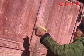 78岁奶奶家门打不开 奶奶直接“爆破”炸门 奶奶虽然没有力气 但是有的是手段视频封面