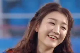 不愧是#奥运冠军 ！5月18日，山东青岛，足球嘉年华青岛站决赛，#陈梦 跨界踢足球一次成功，进球后笑得超开心。#踢足球视频封面