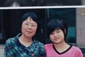 长大后，我就成了你！角色匹配原型，“谷雨”喊话周云丽
12月23日，#张桂梅思政大讲堂 第十五讲 #微光的力量 将联动电视剧 #山花烂漫时 走进华坪女高录制。
周云丽，华坪女高毕业生，毕业后回到母校，成为一名女高教师，与“桂梅妈妈”变成了同事，是《山花烂漫时》中谷雨的原型之一。她曾在“张桂梅思政大讲堂”中分享自己选择回到母校任教的原因。当角色遇到原型，看“谷雨”如何隔空喊话周云丽。视频封面