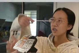 【月嫂半夜大力拍打摇晃小孩（2）】杭州的杨女士经朋友介绍，请了一位月嫂照顾刚出生的女儿，月薪16800元，杨女士先支付了5000元。一天凌晨，杨女士听到孩子房间有很大力的拍打声，查看监控大吃一惊，月嫂先是大力拍打孩子背部，又把孩子放在膝盖上使劲颠，还疯狂摇晃孩子。送进医院检查，发现孩子后脑有积液。事后月嫂道歉，表示哄孩子睡觉太心急，采取了激进的做法。随即又要求结算工资。杨女士拒绝，被月嫂告上法庭。杨女士表示，会积极应诉，并反诉月嫂。#浙江dou知道 @抖音短视频 #媒体精选计划视频封面