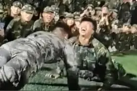 体育生和教官对飙俯卧撑，脸对脸硬刚荷尔蒙爆表！有网友觉得小伙子最后一躺是给教官面子，也有人认为50个俯卧撑对教官来说是小菜一碟，你咋看？#军训  #青春  #荷尔蒙 @π日常视频封面