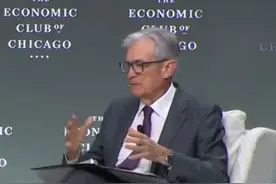 美联储主席说大实话：特朗普关税战推升通胀 成本却转嫁给了公众 美联储主席鲍威尔在近期的发言中发出警告，美国政府正在推行关税战。随着经济放缓，失业率可能会上升；同时，关税的实施将导致部分成本转嫁给公众，从而推高通货膨胀。#美联储主席 #鲍威尔讲话视频封面