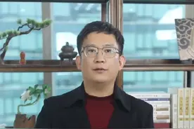  男子板凳砸女朋友，责任后果会怎样？#抖来普法 #法律常识 #刘磊律师 视频封面