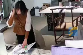 12月15日（采访），山东青岛，实习生犯错被男同事拍桌子大骂，她喊的一声“小姨”让同事汗流浃背，外甥女很社恐所以安排在自己公司实习。男同事：快过来吧，好孩子！#上班人的精神状态 #公司是我家  #办公日常视频封面