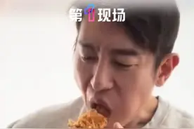 靠吃播走红的“韩国霸总”，曾以豪迈吃相圈粉无数。如今他自信满满官宣将来中国 “闯荡”，这次他要被中国美食狠狠地 “上一课”！ #韩国霸总吃饭   #吃播   #王辉wanghwii @抖音短视频 @DOU+小助手
