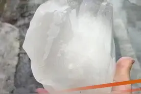 4月27日，广东省广州市气象部门据气象监测，广州白云区钟落潭镇疑似出现龙卷风。下午3点多地出现冰雹天气。#广州冰雹 #冰雹 #龙卷风 #抖音dou知道 @抖音短视频视频封面