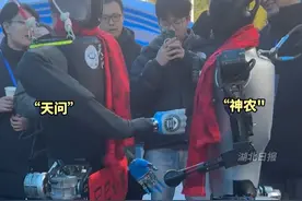 湖北10款人形机器人亮相，现场上演“机器人大战”！（剪辑：鲲鹏）视频封面