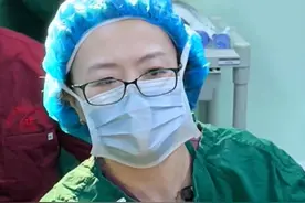 不开刀从体内取出巨大畸胎瘤 体重斤260斤的患者体内发现双侧巨大畸胎瘤，在诸多手术困难下，雷医通过阴道引进行vnotes微创手术，在不经过腹部开刀的情况下，完成的取出双侧畸胎瘤。#妇科 #畸胎瘤 #手术室日常 #肥胖 #单孔腹腔镜雷雨主任视频封面
