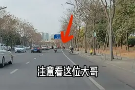 大哥骑电动车变道没看路，撞到直行的交警 #交通安全 #交警 #行车记录仪视角 #A229Pro视频封面