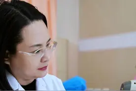 CIN1级病变，是治疗还是不治疗？ 针对这个问题，我从以下4个方面为大家解读：
1. **CIN1是否达到治疗门槛**：CIN1并不属于需要立即治疗的子宫颈癌前病变。从严格意义上讲，当下的CIN1还算不上病变状态 。
2. **CIN1的未来逆转情况**：CIN1在未来有高达80%左右的逆转可能性。这意味着，选择治疗与不选择治疗，最终结果的差异并不显著。
3. **CIN1的进展概率**：CIN1进展为CIN2及以上病变的比例较低，4年时间大约只有1.5%。从它的进展和逆转概率综合来看，保守治疗更为合适。
4. **CIN1治疗的潜在过度问题**：CIN1病变部位主要在宫颈下1/3，上2/3是正常的。而CIN3病变部位除了下1/3，上2/3也有病变。若对CIN1进行治疗，手术范围可能会达到类似CIN3的程度，造成过度治疗。

综合以上几点，如果组织病理学确诊为CIN1，建议大家选择保守处理，坚持定期随访，保持健康的生活模式即可。#hpv #女性 #低度病变 #宫颈癌前病变 #抖出健康知识宝藏