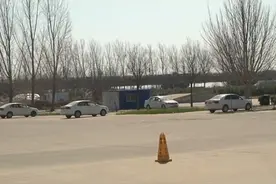 右脚残疾想学车科  一能报不能考?通过体检建好档  却被考官拦门外#都市接到办视频封面