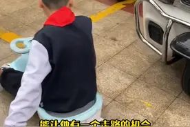 坚强！#12岁瘫痪男孩每天骑扭扭车上学 后妈称小男孩因下半身瘫痪曾被亲妈抛弃，现在每天骑骑扭扭车进教室上课，很自信，心态非常好，他们现在唯一的愿望就时把腿治好，有走路的机会。视频封面