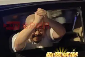 7月6日（发布时间）山东临沂。昨日刀郎演唱会临沂站首场开唱，演出结束离开时，刀郎摇下车窗抱拳感谢等待的歌迷们，简单的定做承载的是刀郎与歌迷们的双向奔赴。期待今晚临沂站第二场的精彩演出！#刀郎 #刀郎临沂演唱会