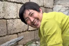 冻韭菜冻西红柿 妈妈年年都会冻韭菜，家里人都爱吃，冬天吃的时候不用解冻直接调馅儿不会化水，一粒一粒的也不会粘在一起，秋天的韭菜会比冬季的韭菜更香更有味道#新农人计划2024 #乡村生活家  #冻韭菜 #农家菜园视频封面