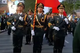 太帅了！“中国排面”亮相越南参加阅兵式彩排，威武庄严、步伐铿锵，当地民众纷纷上前合影留念。网友：最帅“天团”，大国风范！（来源：人民日报）视频封面