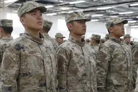 新兵营开饭前的仪式感，军人的作风素养体现在点点滴滴！ （作者：雷欢、马晨君 策划/编辑：黄镇强） #新兵  #仪式  #作风