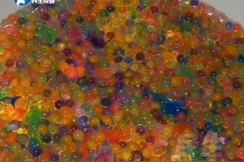 近日，广东深圳，1岁半幼儿误吞水宝宝腹中膨胀至乒乓球大致肠梗阻，医生：严重可能会引发肠穿孔，腹膜炎甚至脓毒血症，提醒：米粒大的“水宝宝”极易被幼儿误食
极易卡在肠道狭窄处，建议谨慎给孩子购买!