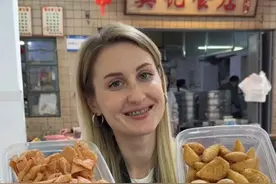 给世界一点中国美食的震撼！广东年货必备美食蛋散、酥角出炉~广东人到家啦开饭了！#外国人在中国  #给世界一点中国美食震撼 #美食带你回家 #建议普及这一口视频封面