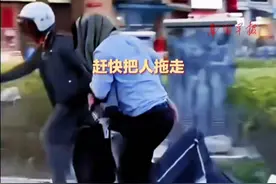 “拖拖拖 赶快把人拖走”男孩遭蜂群围攻，四位蒙面侠出手相救#小学生 #蜂群 #外卖小哥 #司机 #点赞视频封面