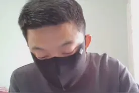 男子称名下账户莫名借款又被盗刷 青岛的周先生有一张银行卡，绑定了支付宝账号，最近他突然发现2月17日凌晨3点账户打进了3笔钱共5万多，这笔钱是从他的花呗里借的，接着他的银行卡出现多笔消费，一共划走了53笔共18454元，这些款项通过9个不同的账号全部流入苹果商城。周先生说自己从头至尾都没有操作过，他怀疑遭遇盗刷。#山东dou知道 @抖音短视频视频封面