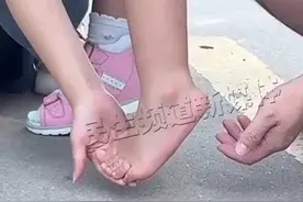 女孩得怪病走不了路，刚开始踮脚走，后来连脚指都不挨地，孩子奶奶：害怕她以后走不了路。#河南dou知道 #快点好起来  @《小莉帮忙》媛小莉 视频封面