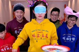 蒙眼铲钱挑战，铲多少拿多少，过年游戏就玩这个！！！ #搞笑 #聚会游戏挑战 #过年游戏挑战
