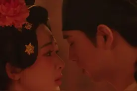 #何惟芳蒋长扬今夜便为真夫妻  是彼此陪伴！是互相托举！何惟芳/杨紫 强势表白：“我可以成为你的底气！你为何要为了未知的恐惧而去放弃我们本就可以拥有的幸福？“蒋长扬/李现 也终于坦然面对情意。欸？怎么吹灯了？
《国色芳华》第二部#锦绣芳华  正在热播！