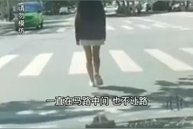 6月7日，山东青岛。女孩疑受刺激在快车道上行走，好心司机开车一路护送并报警。网友：人品配得上迈巴赫！ #暖心 视频封面